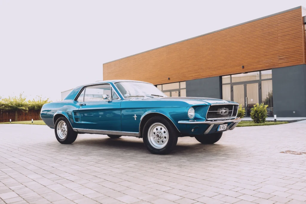 Sala bankietowa i Ford Mustang który stoi przed salą