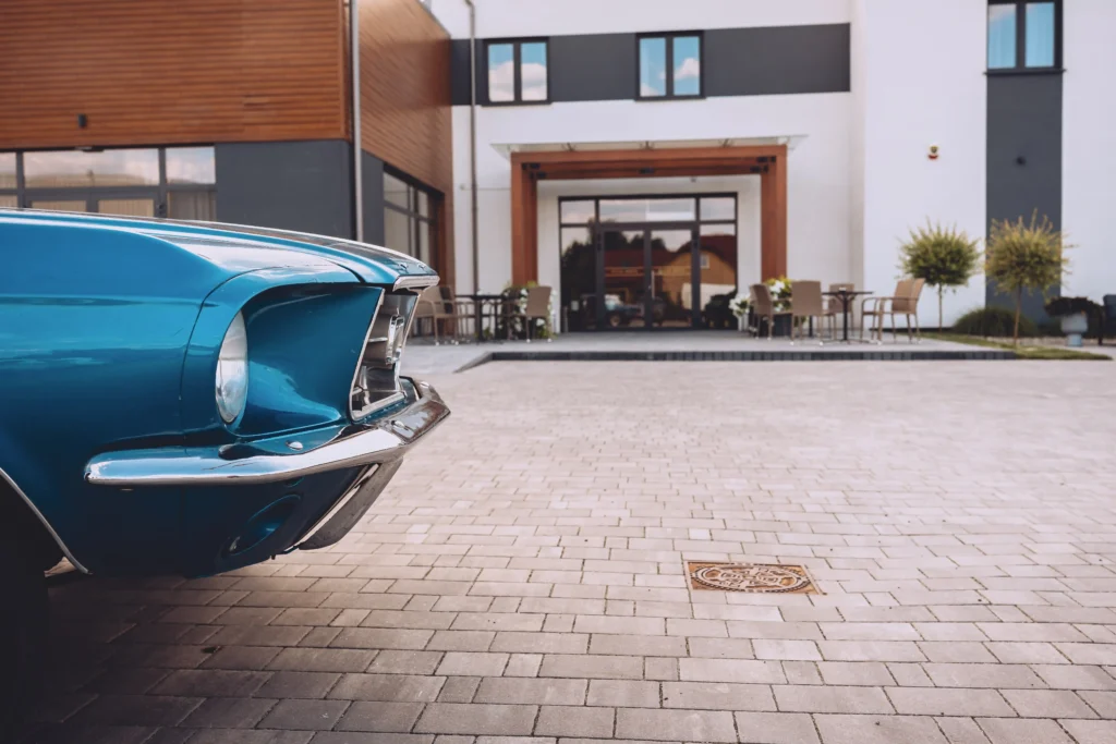 Sala bankietowa po lewej stronie stary Ford Mustang do ślubu